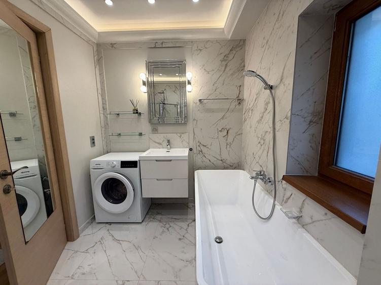 Apartament cu 3 camere semidecomandat, mobilat în Capitale