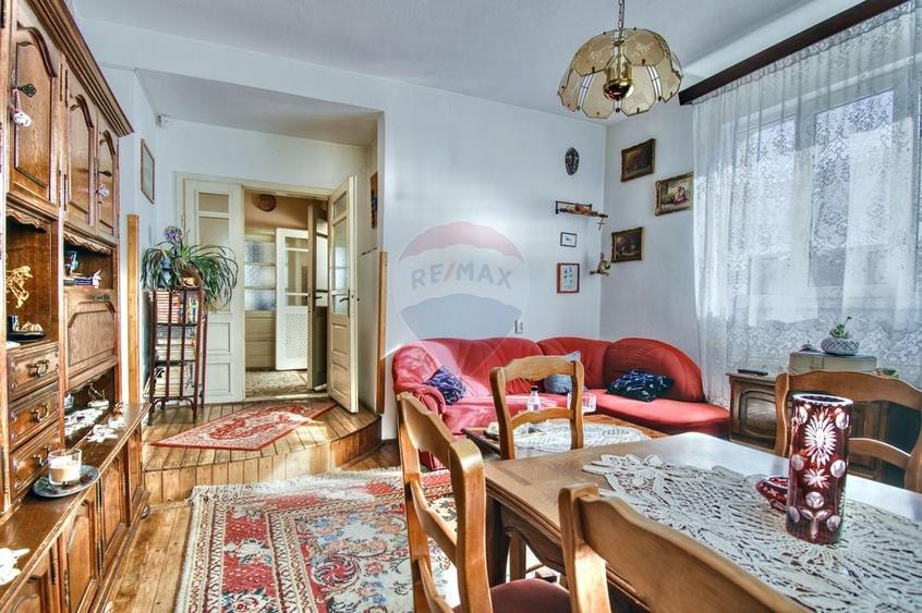 Casă cu 7 camere cu Teren 800 Mp în Central