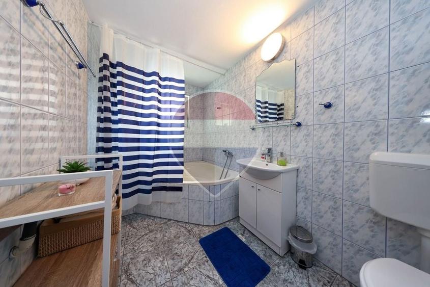 Casă individuală cu 8 camere cu Teren 720 Mp în Central