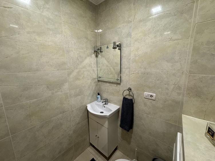 Apartament cu 3 camere semidecomandat, mobilat în UTA