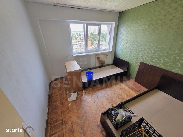 Apartament cu 4 camere semidecomandat în Calea București