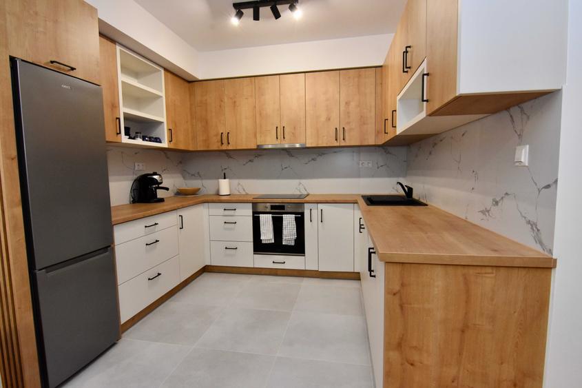 Apartament cu 2 camere decomandat, mobilat în Central