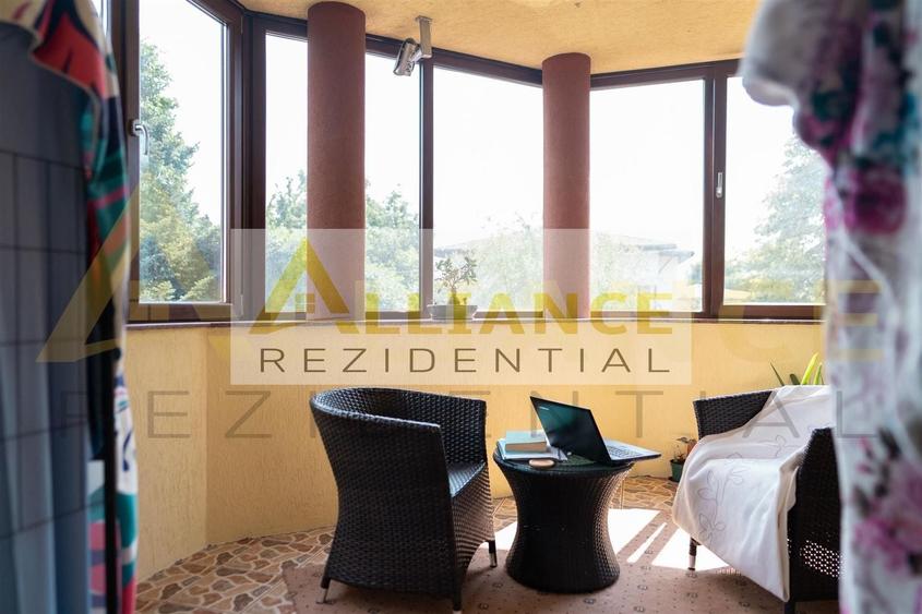 Casă individuală cu 7 camere decomandat cu Piscina în Central