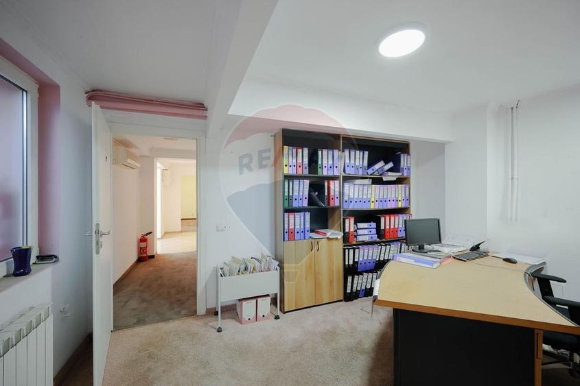 Casă individuală cu 15 camere cu Teren 380 Mp în Decebal