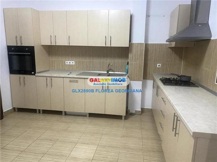 Casă cu 8 camere cu Garaj în Odăi