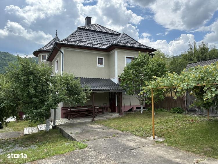 Casă cu 4 camere cu Teren 1300 Mp în Băi