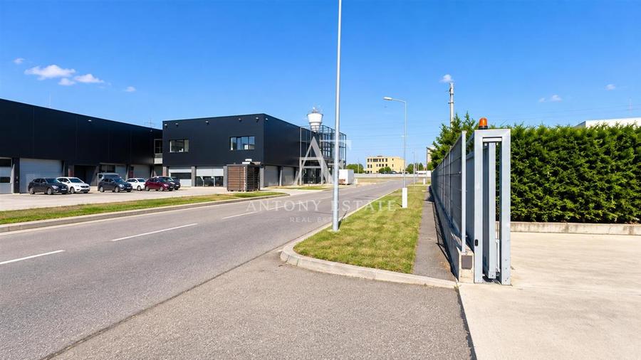 Spațiu industrial, de 591.29998779297 mp, în Exterior Vest