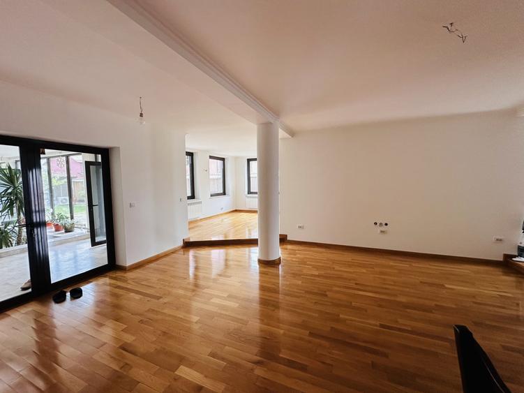 Casă individuală cu 7 camere cu Piscina în Roșu