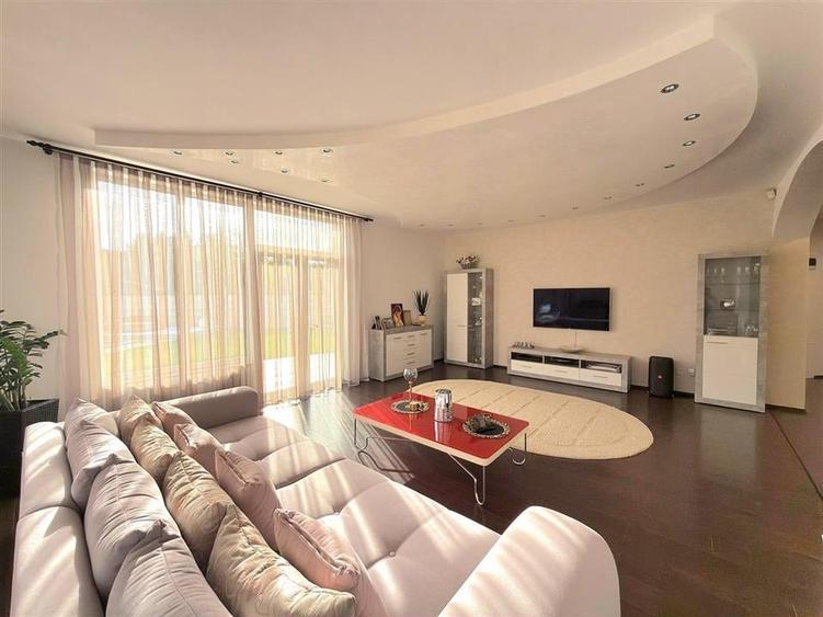 Casă individuală cu 6 camere cu Piscina în Sânmartin
