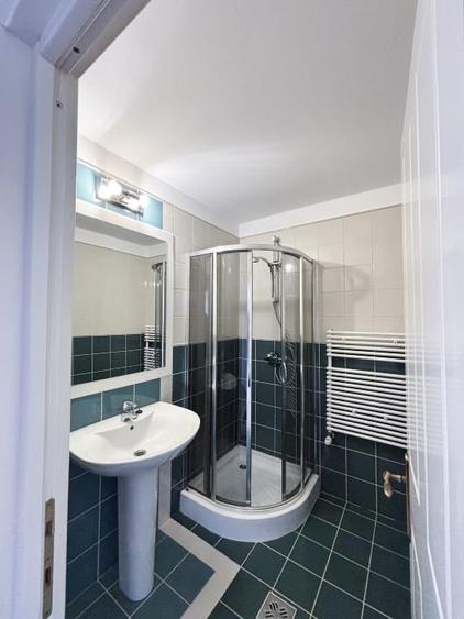 Casă individuală cu 4 camere cu Canalizare în Central