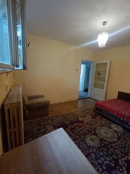 Casă decomandat în 1 Mai