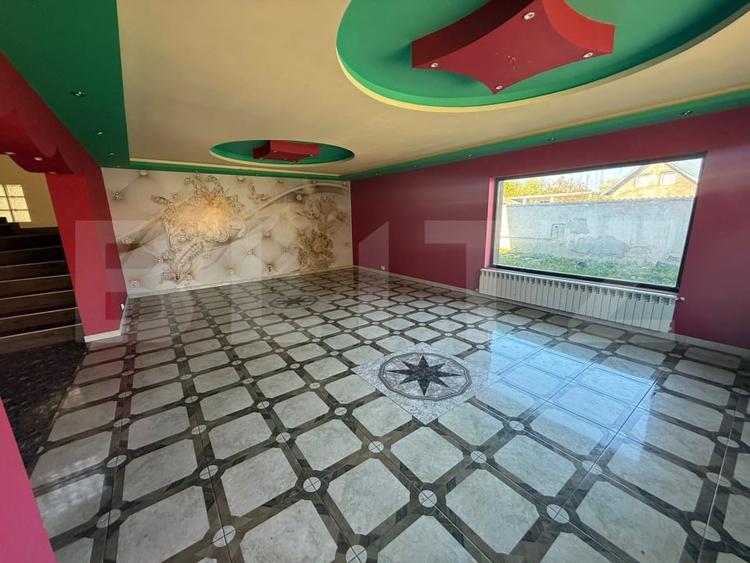 Casă individuală cu 9 camere cu Canalizare în Comișani