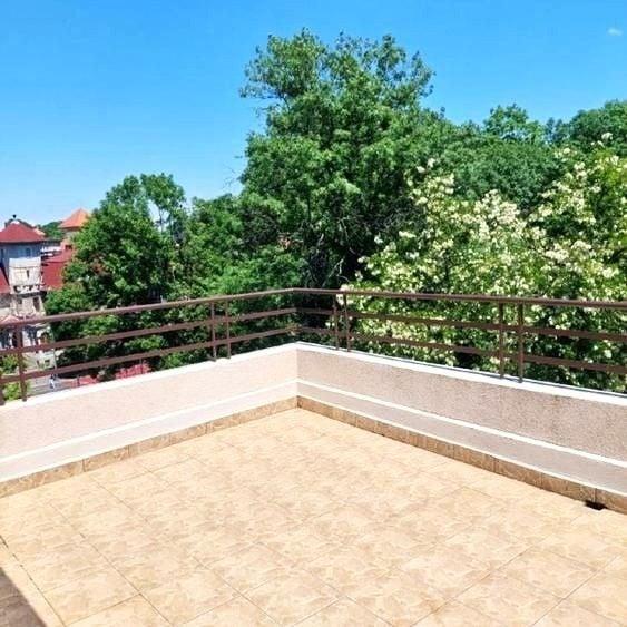Apartament cu 5 camere decomandat în Kiseleff