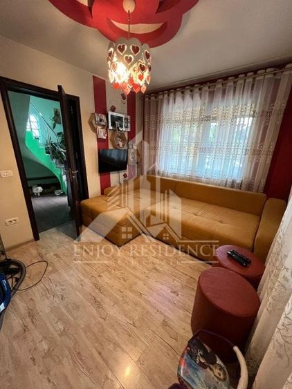 Casă individuală cu 9 camere cu Canalizare în Crângași