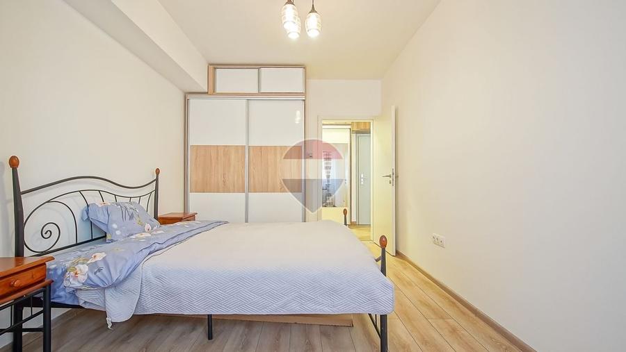 Apartament cu 3 camere decomandat în Tractorul