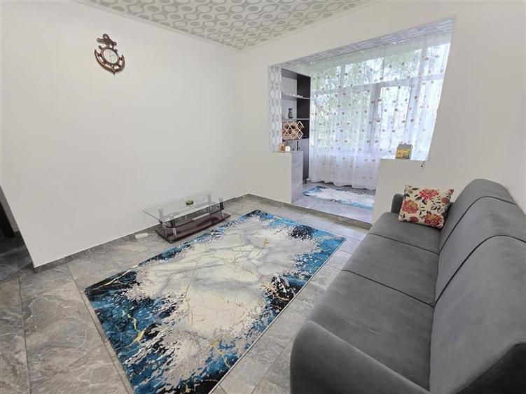 Apartament cu 3 camere decomandat, mobilat în Podu Roș