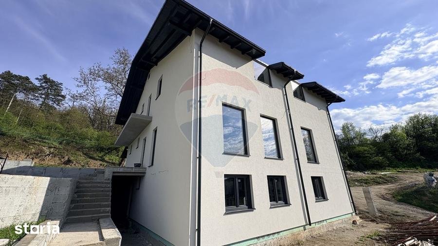 Casă cu 6 camere cu Teren 822 Mp în Central