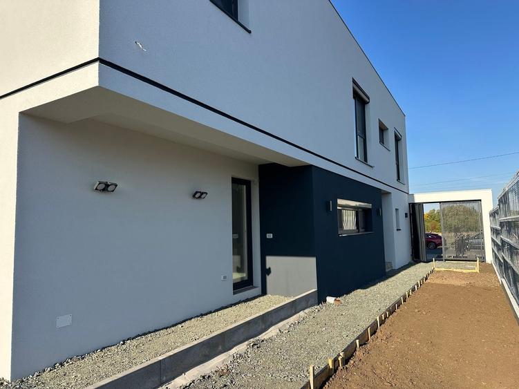 Duplex cu 5 camere cu Canalizare în Nord