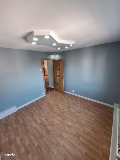 Apartament cu 4 camere decomandat în Craiovița Nouă