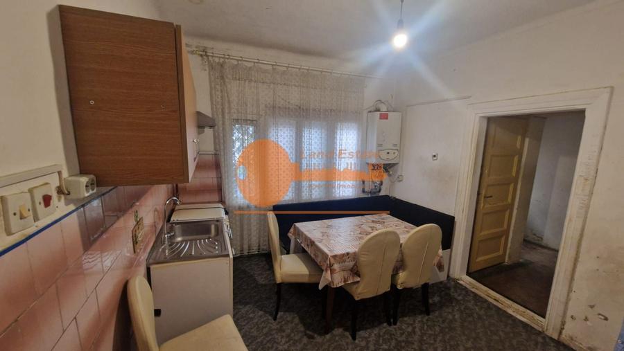 Casă individuală cu 6 camere cu Canalizare în Crângași