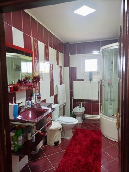Casă individuală cu 8 camere cu Garaj în Vlădeni