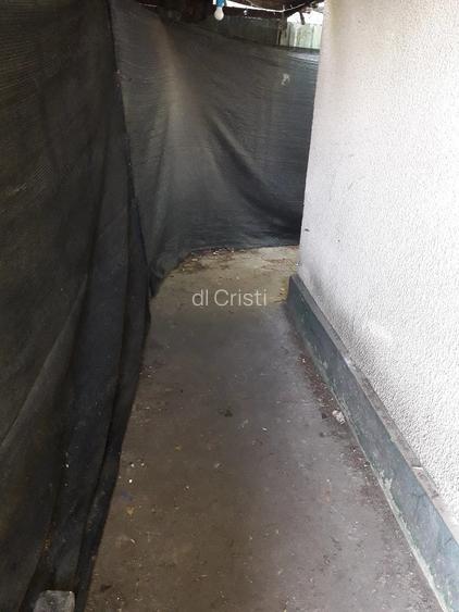 Vind Garsoniera curte plus teren