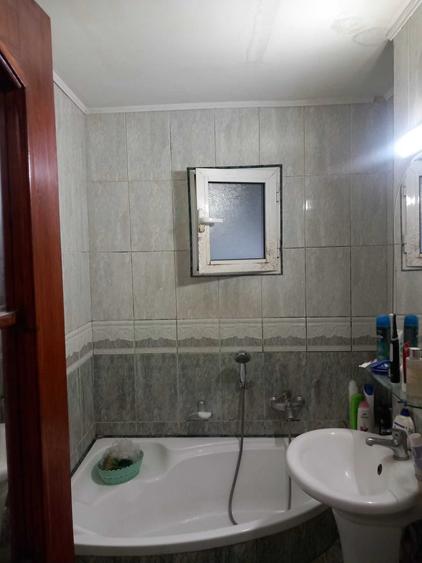 Apartament cu 3 camere decomandat în Băceni