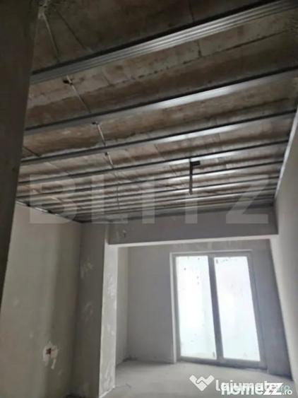 Apartament cu 3 camere decomandat în Tractorul