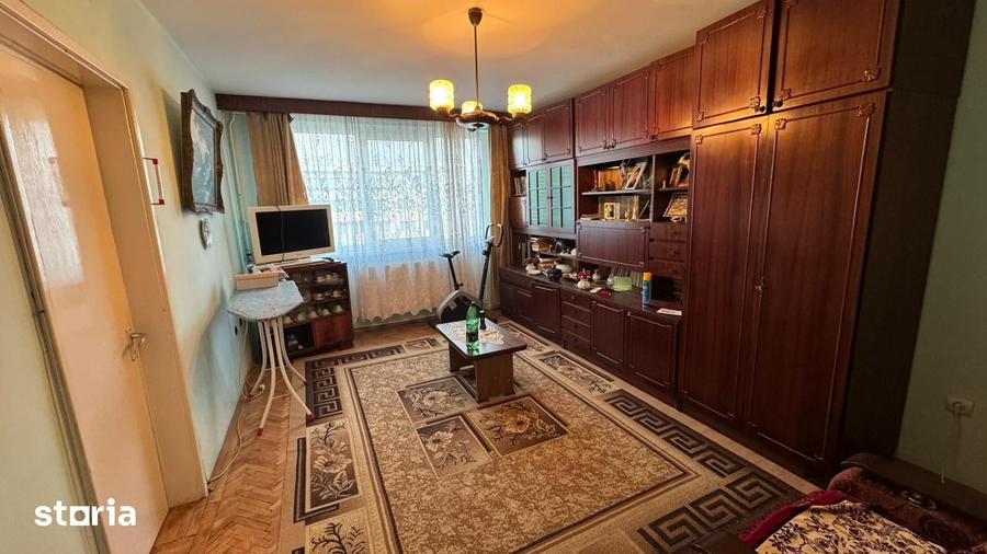 Apartament cu 3 camere decomandat în Cornișa
