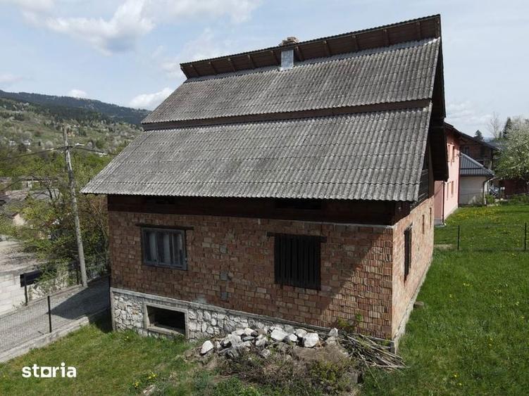 Casă cu 4 camere cu Teren 9000 Mp în Central
