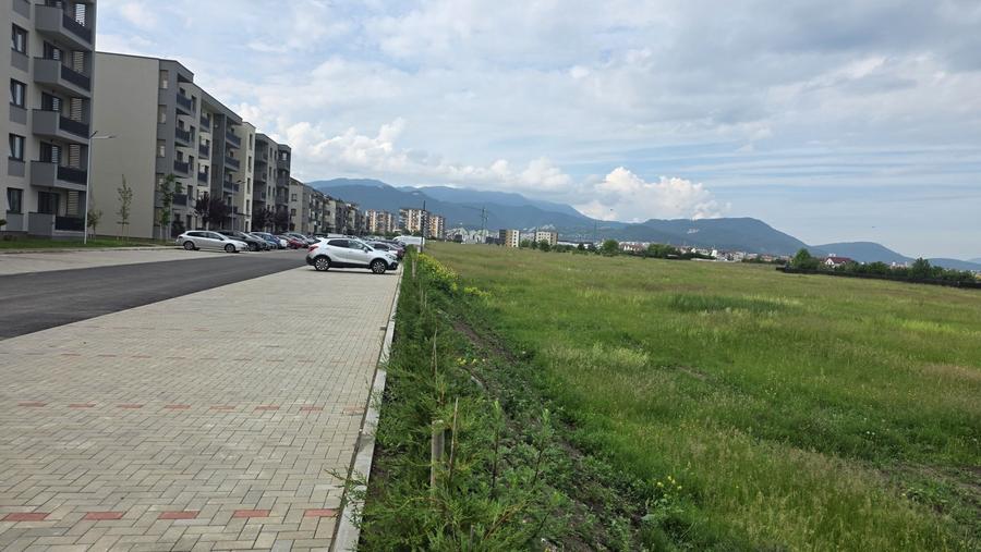 Teren de 1000 mp, în Tractorul