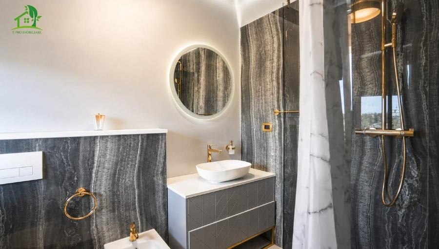 Apartament cu 5 camere decomandat, mobilat în Central