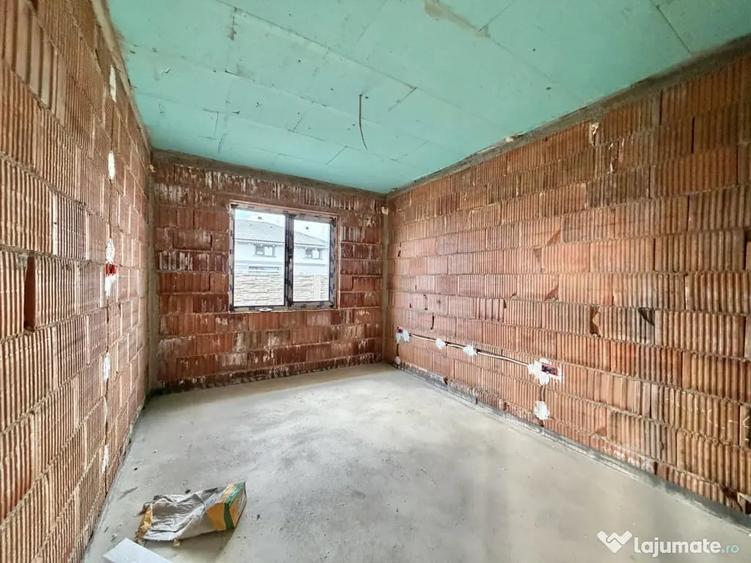 Casă cu 4 camere cu Teren 533 Mp în Sânmihaiu Român