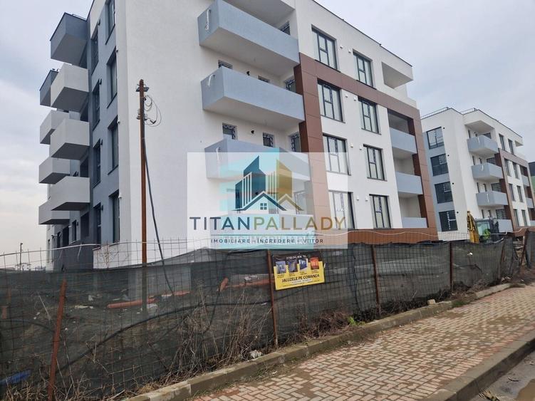 Apartament cu 3 camere decomandat în Titan