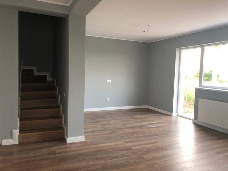 Casă cu 5 camere cu Teren 500 Mp în Săbăreni