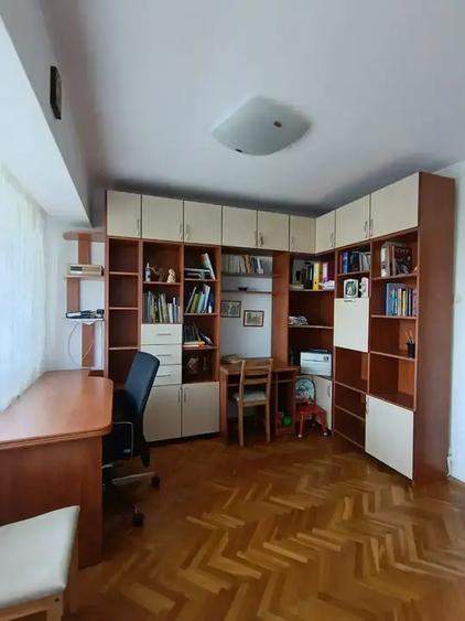 Apartament cu 3 camere decomandat, mobilat în Victoriei