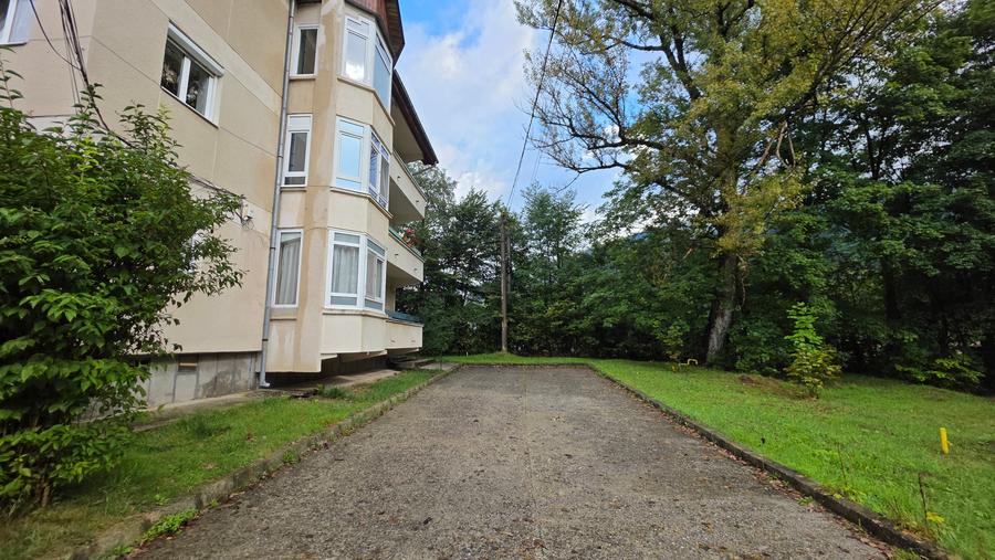 Apartament cu 3 camere semidecomandat în Calea Moroieni