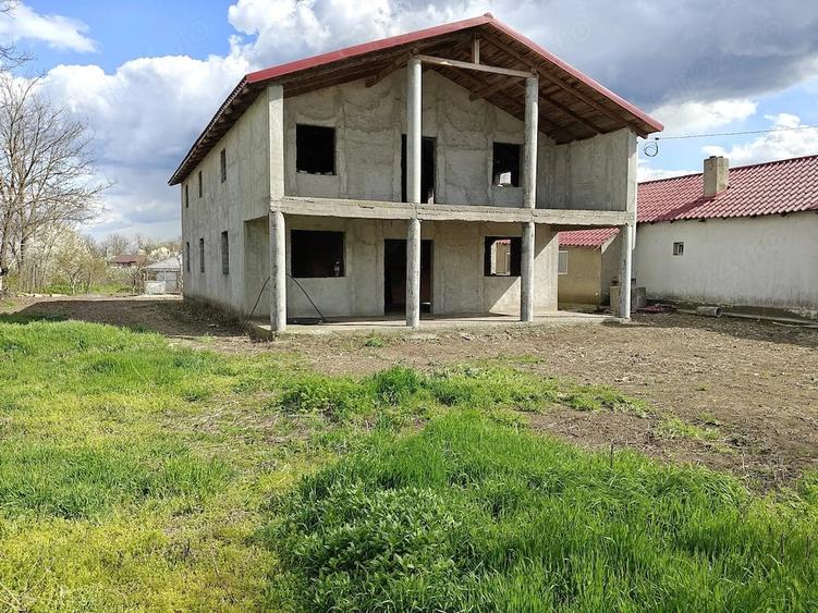 Casă cu Teren 1310 Mp în Scorțaru Vechi