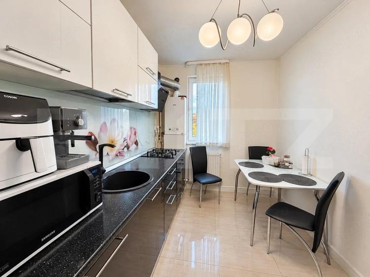 Apartament cu 3 camere decomandat în Filiași