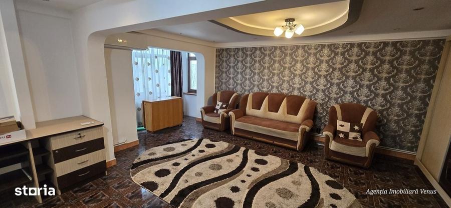 Apartament cu 4 camere decomandat în Central