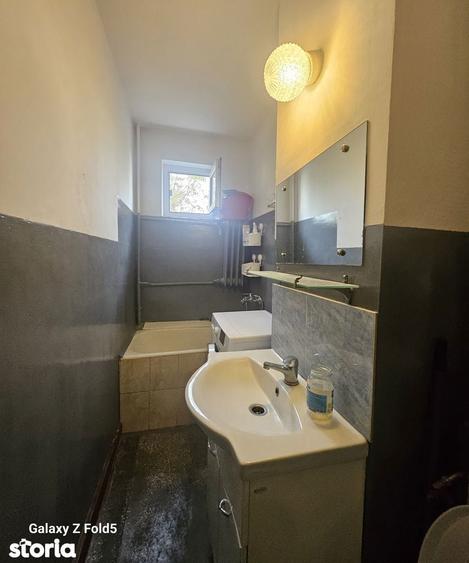 Apartament cu 3 camere semidecomandat în Nufărul