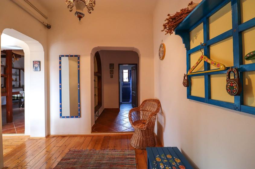Apartament cu 6 camere decomandat în Furnica