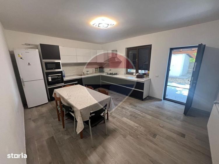 Casă cu 4 camere cu Teren 300 Mp în Central