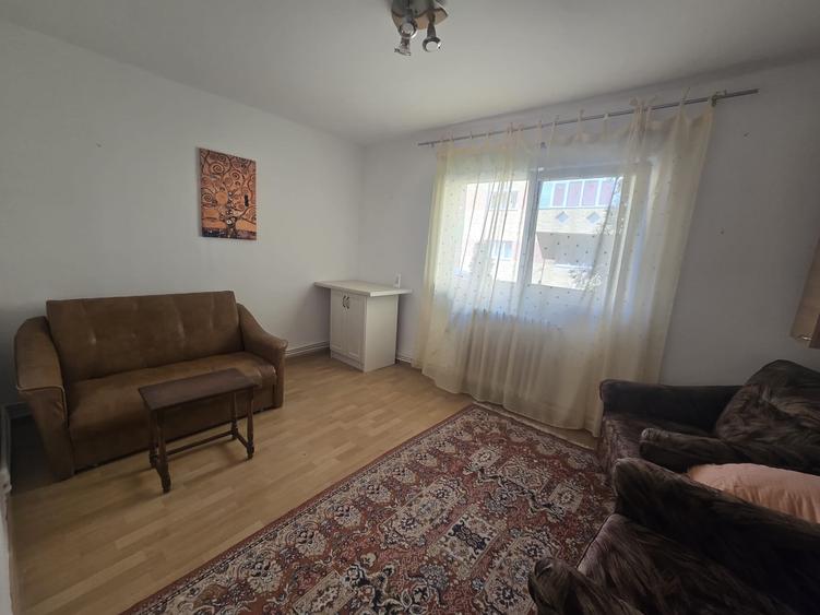 Apartament cu 3 camere în Cetate