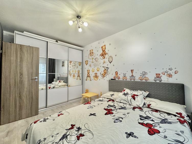 Apartament cu 3 camere semidecomandat, mobilat în Periferie