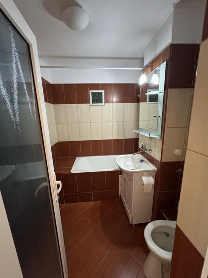 Apartament cu 3 camere semidecomandat în Exterior Vest