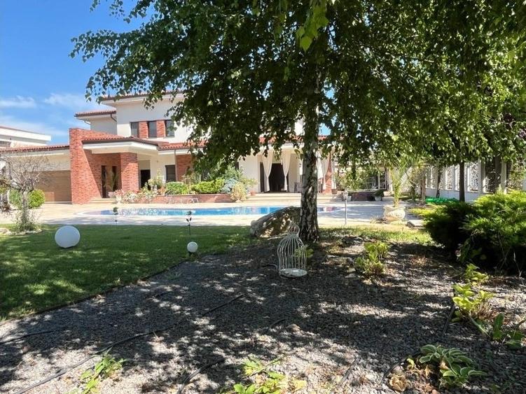 Vila cu piscina si teren 1350 mp - 1