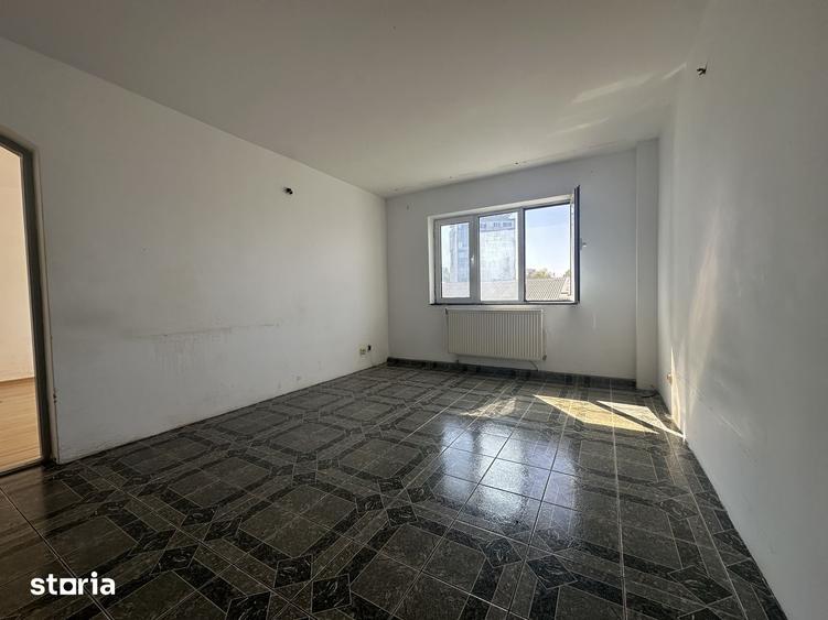 Apartament cu 3 camere semidecomandat în Cornișa