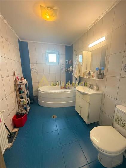 Apartament cu 3 camere semidecomandat în Berceni