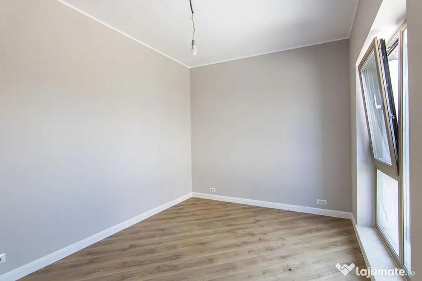 Casă cu 5 camere cu Teren 370 Mp în Ferme
